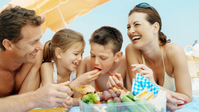 comida-playa-verano-familia-vacaciones_MUJIMA20140113_0001_35