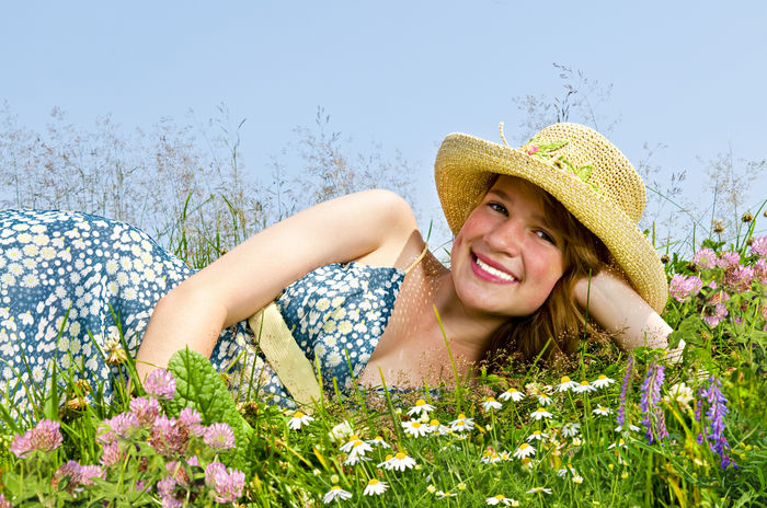 flores-campo-mujer-vestido-sombrero-de-paja